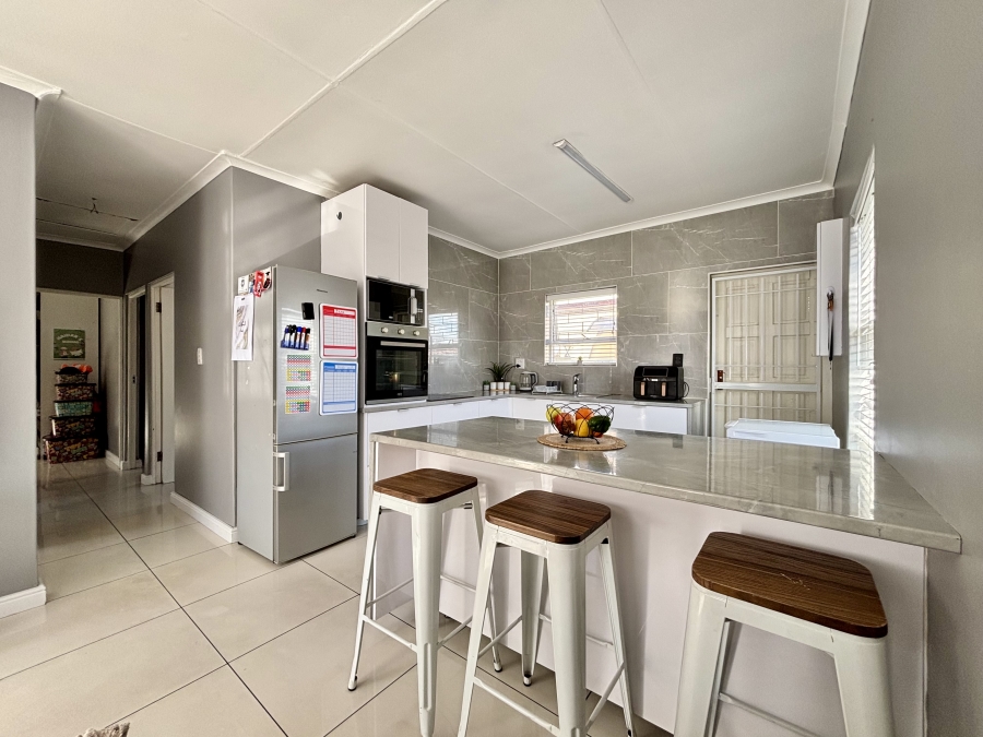 3 Bedroom Property for Sale in Rondevlei Park Western Cape